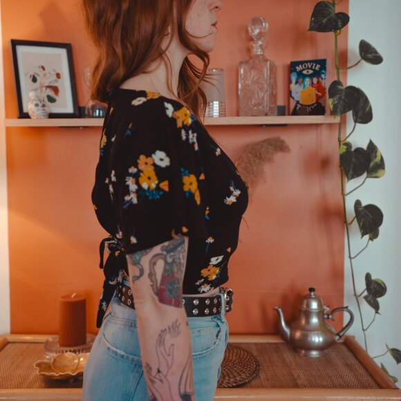 Black top with flowers - Picture 3 of 3